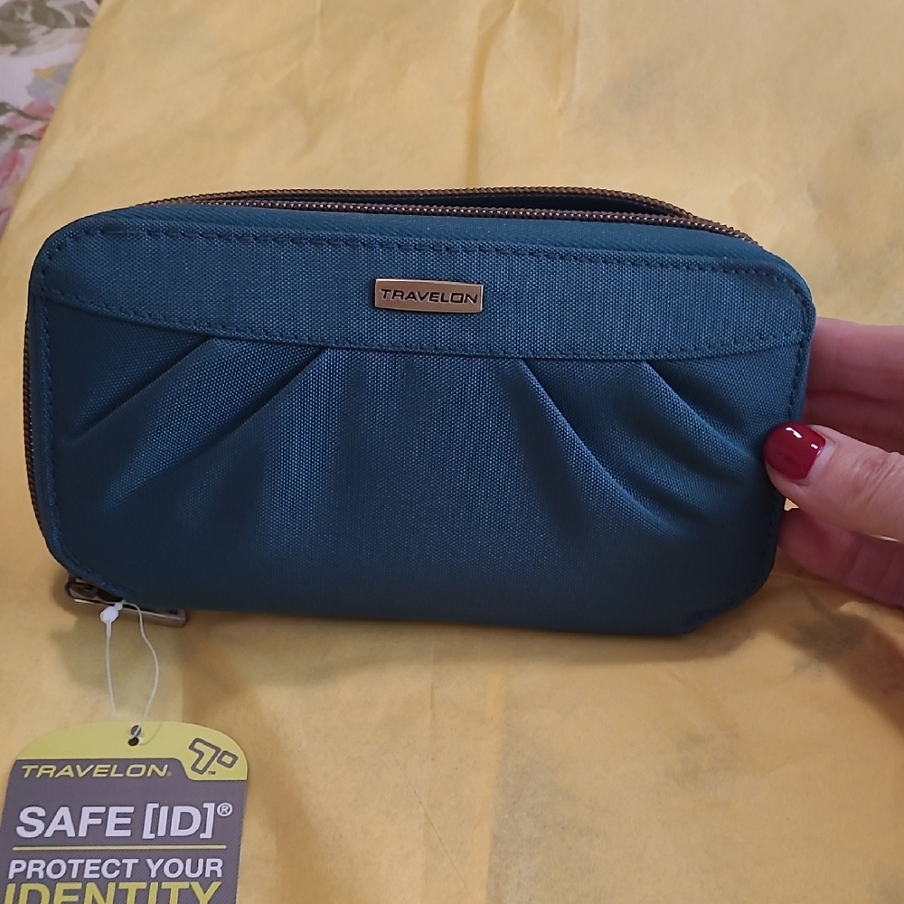 Travelon Forest Green RFID zippered Wallet